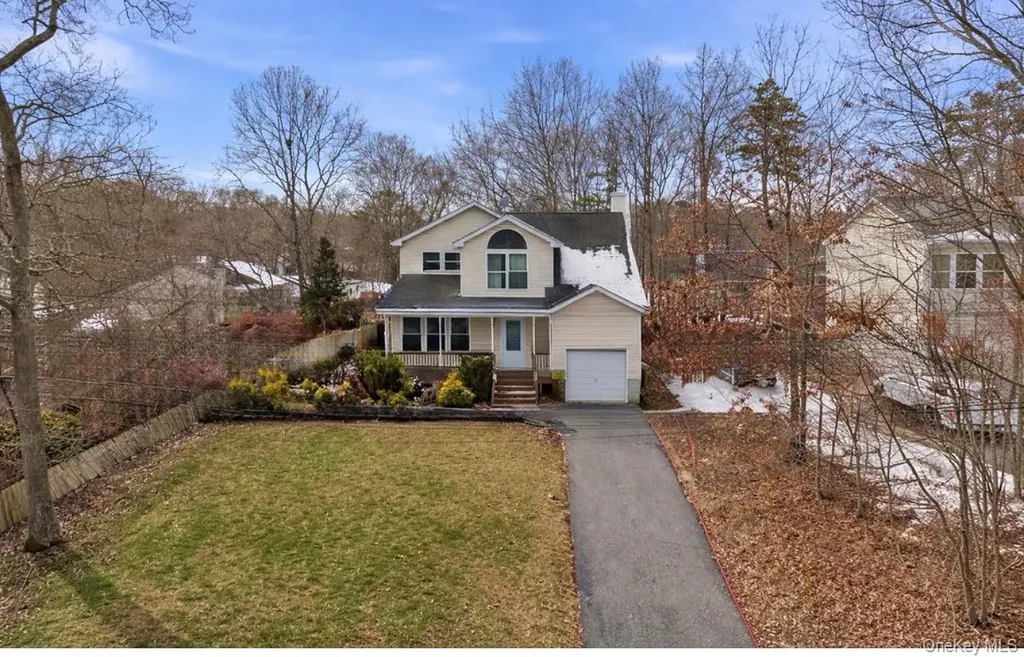 134 W Yaphank Road Coram NY 11727