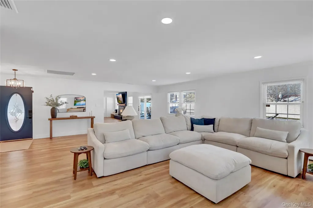 15 Whitmore Lane Coram NY 11727