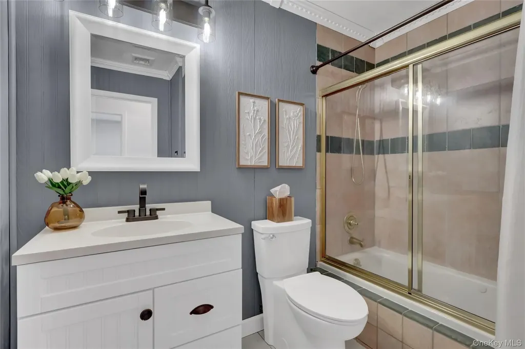 15 Whitmore Lane Coram NY 11727