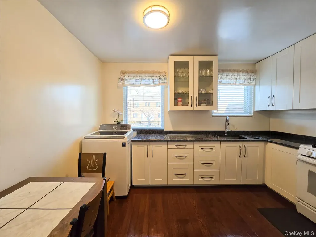 218-09 73 Avenue Bayside NY 11364