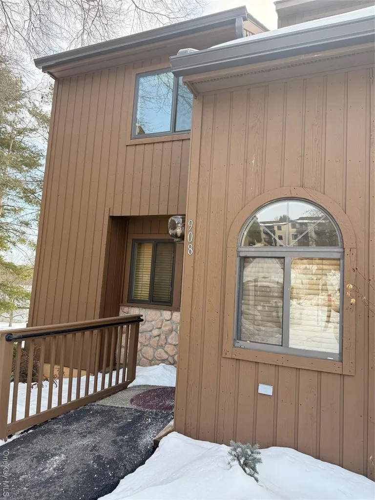 908 Scenic Lane Poughkeepsie NY 12603
