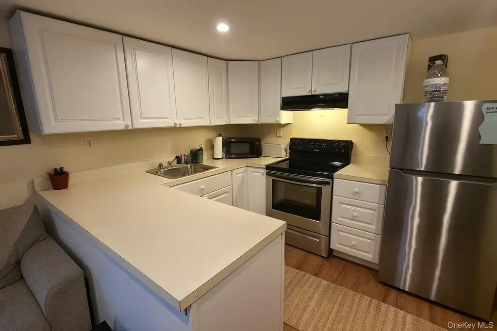 41 Elizabeth Way Ridge NY 11961