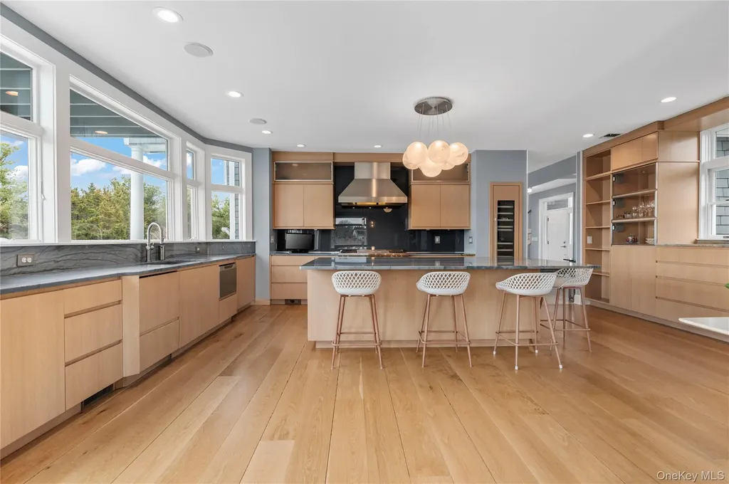 14 S Country Road Westhampton NY 11977