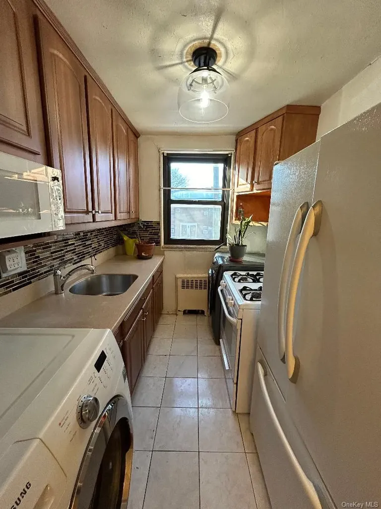 16-41 160 Whitestone NY 11357