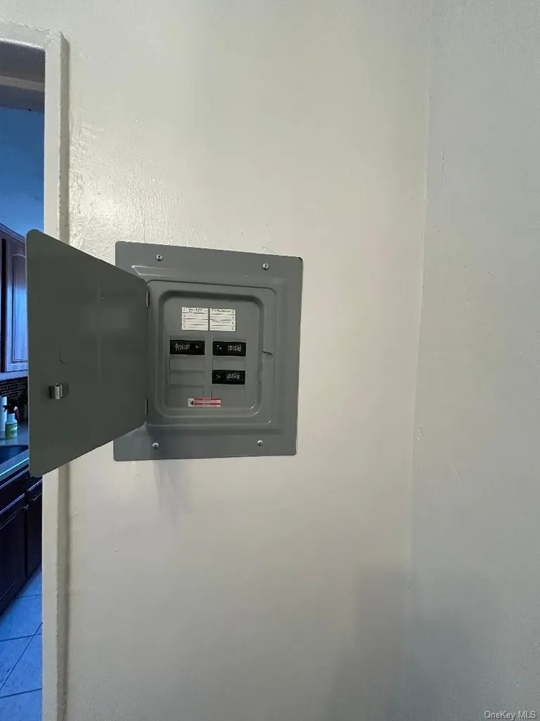 16-41 160 Whitestone NY 11357