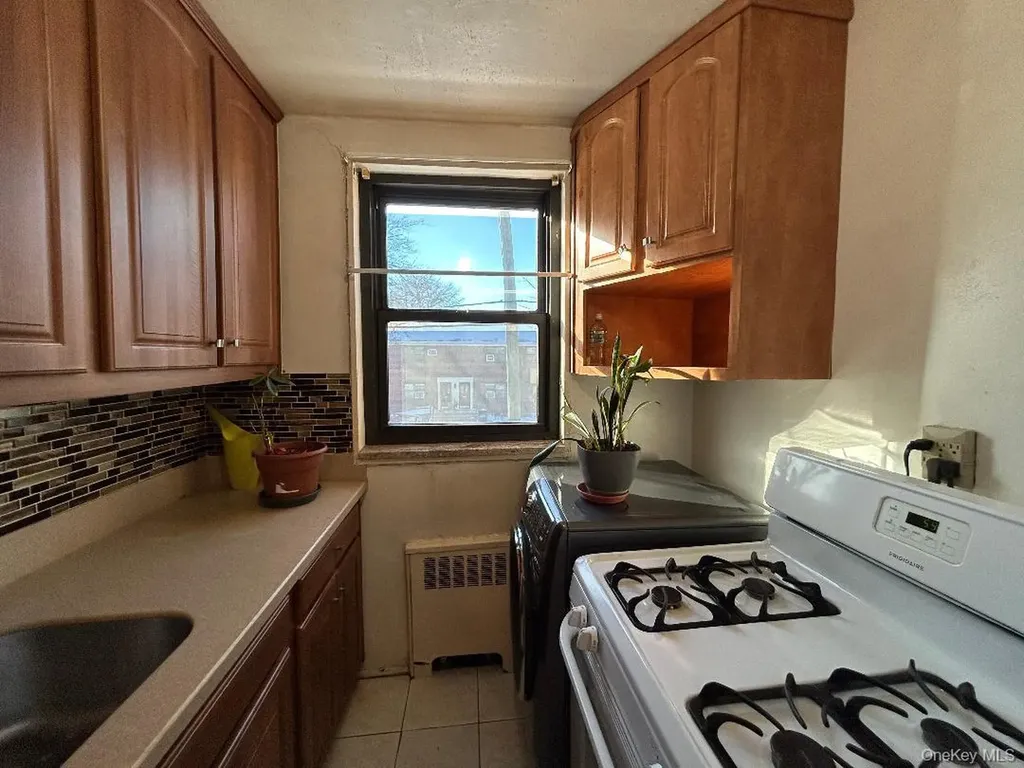 16-41 160 Whitestone NY 11357