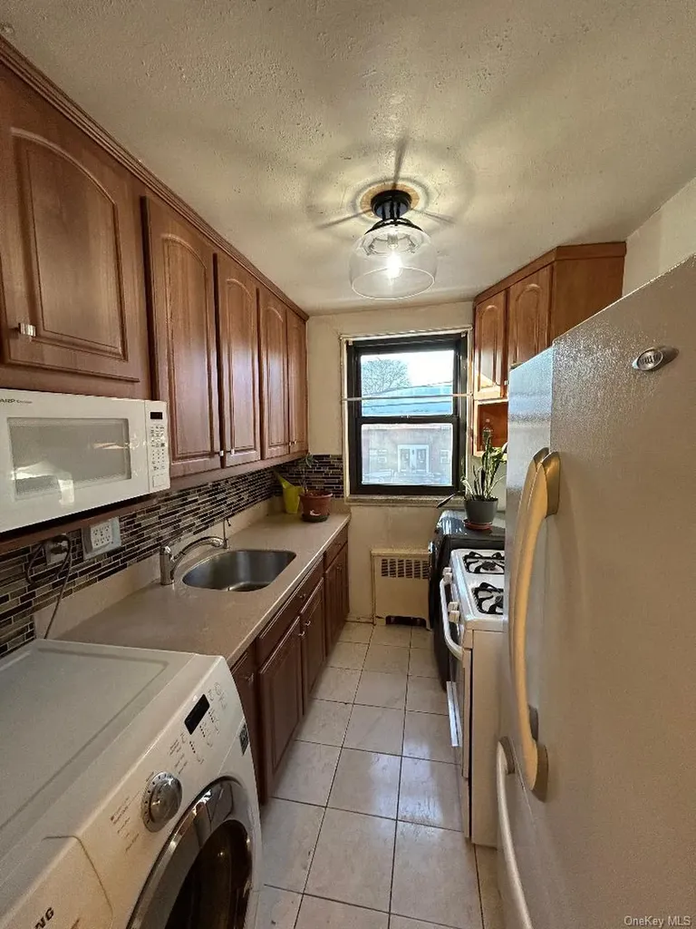 16-41 160 Whitestone NY 11357