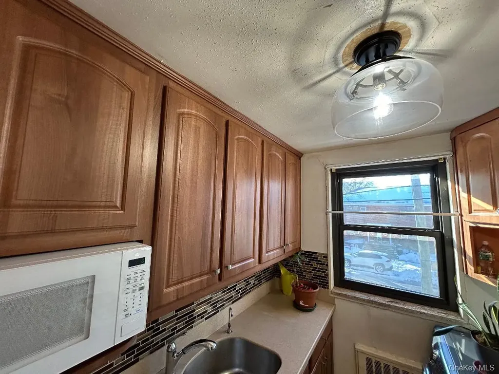 16-41 160 Whitestone NY 11357