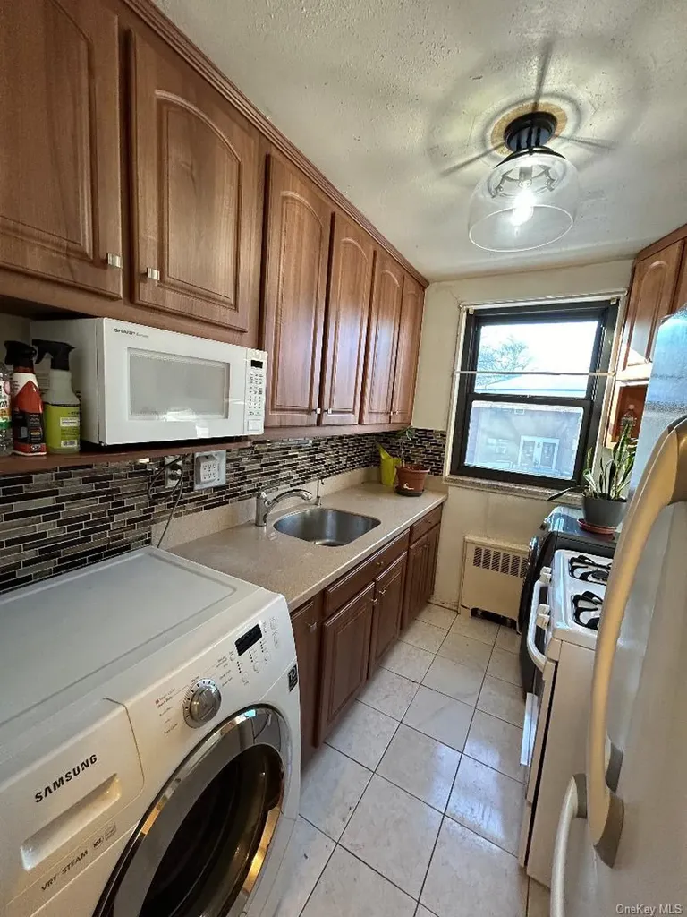 16-41 160 Whitestone NY 11357