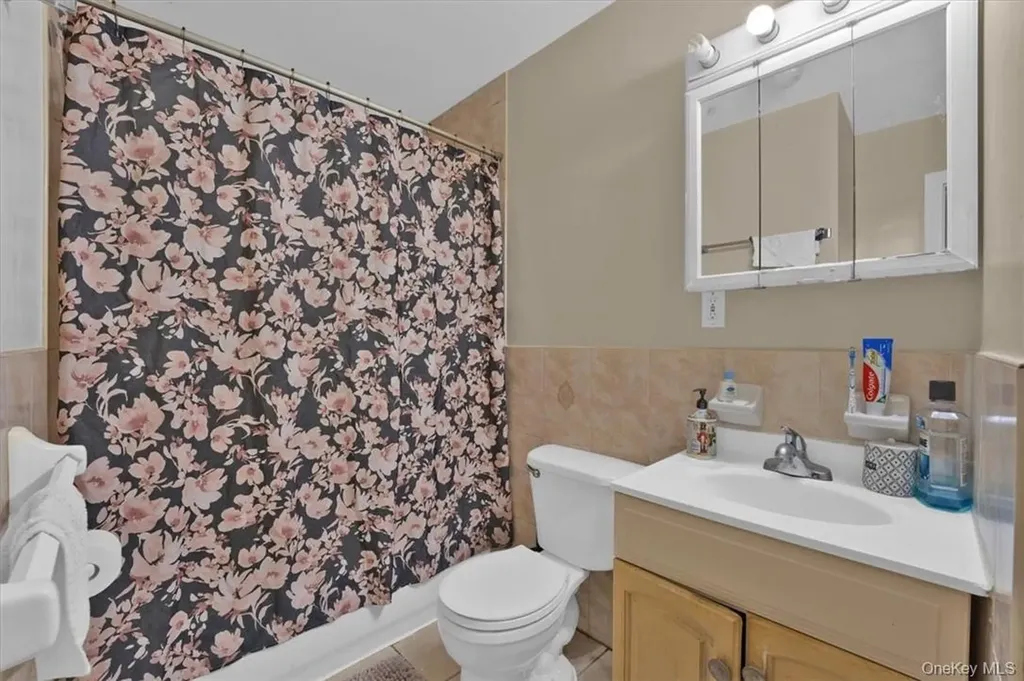 931 E 216th Street Bronx NY 10469