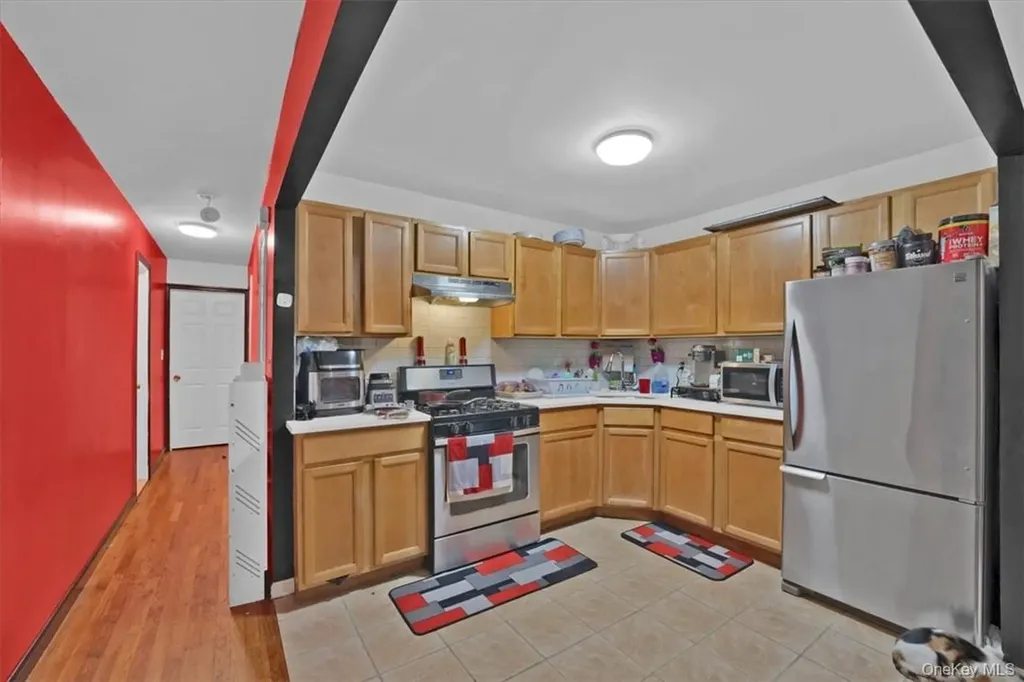 931 E 216th Street Bronx NY 10469