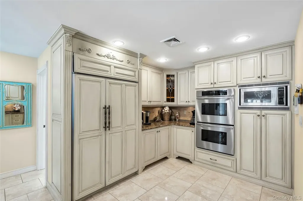7 Albertson Lane Old Westbury NY 11568
