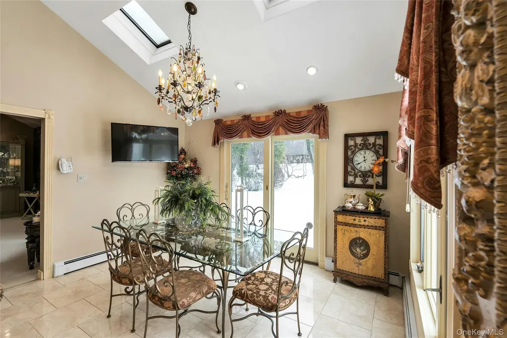 7 Albertson Lane Old Westbury NY 11568