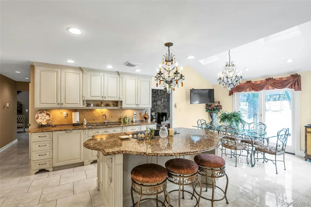 7 Albertson Lane Old Westbury NY 11568