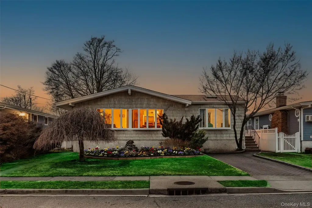 2582 Centre Avenue Bellmore NY 11710