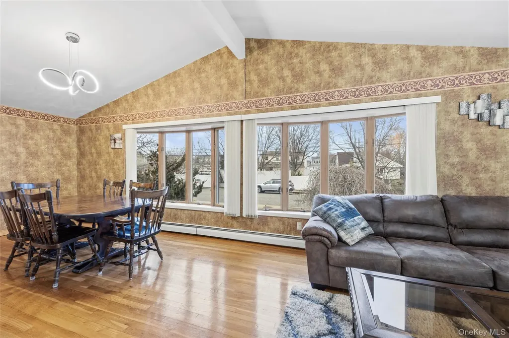2582 Centre Avenue Bellmore NY 11710