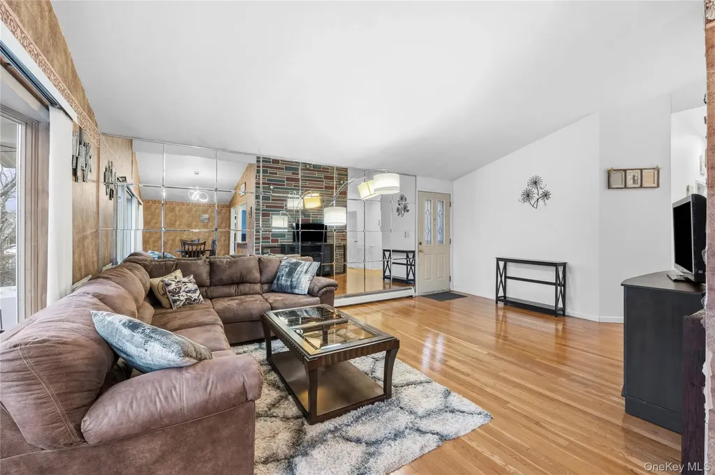 2582 Centre Avenue Bellmore NY 11710