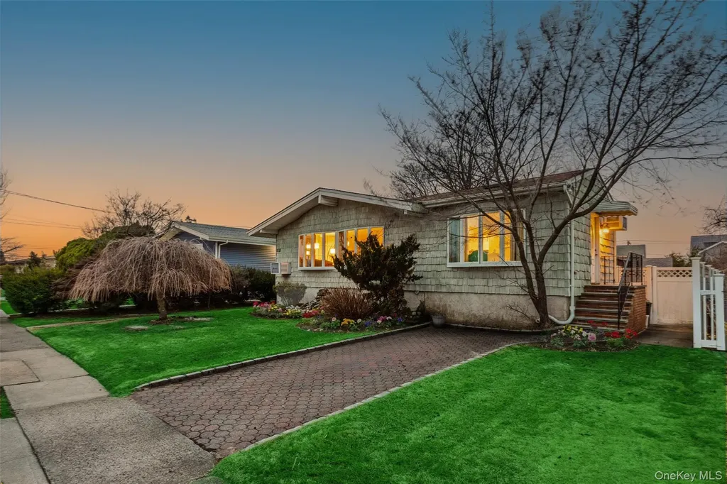 2582 Centre Avenue Bellmore NY 11710