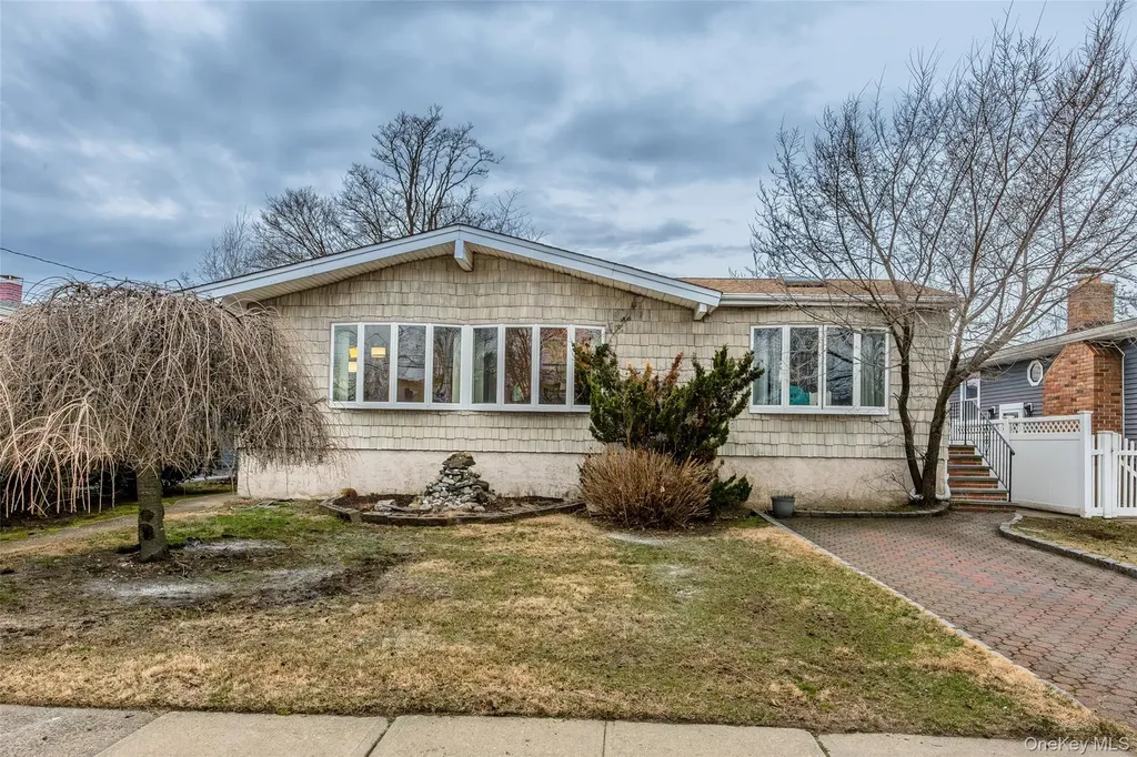 2582 Centre Avenue Bellmore NY 11710