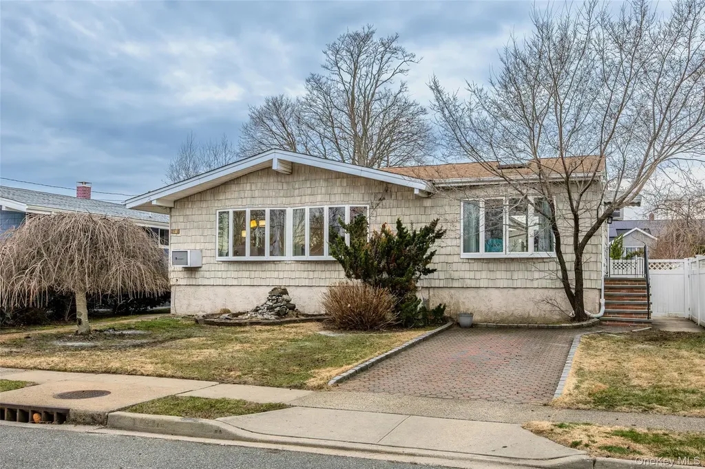 2582 Centre Avenue Bellmore NY 11710
