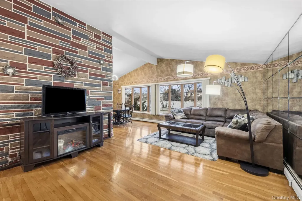 2582 Centre Avenue Bellmore NY 11710