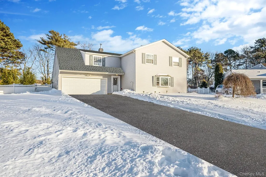 9 Norway Pine Drive Medford NY 11763