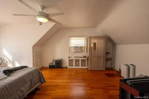 19611 Pompeii Avenue Hollis NY 11423