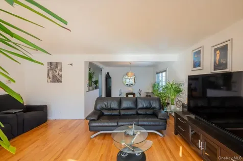19611 Pompeii Avenue Hollis NY 11423