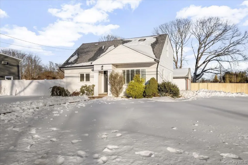 1347 Gardiner Drive Bay Shore NY 11706