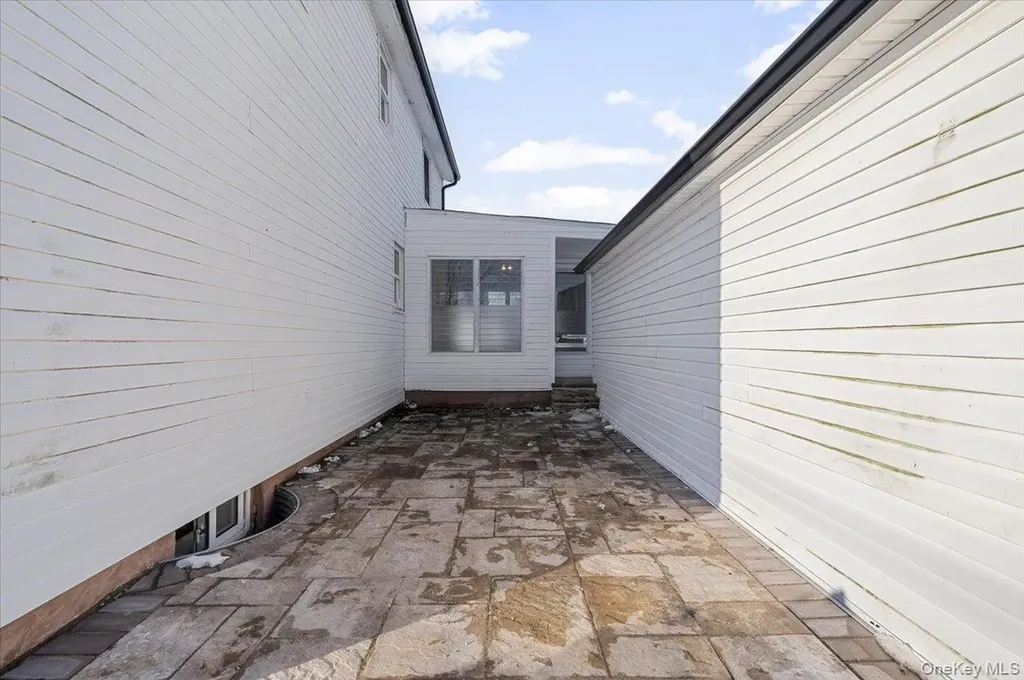 1347 Gardiner Drive Bay Shore NY 11706