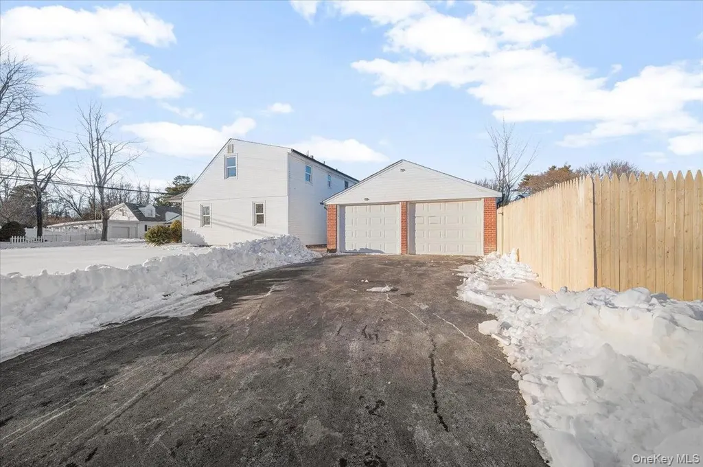 1347 Gardiner Drive Bay Shore NY 11706