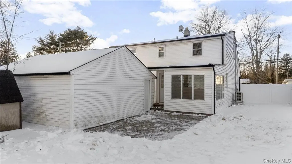 1347 Gardiner Drive Bay Shore NY 11706