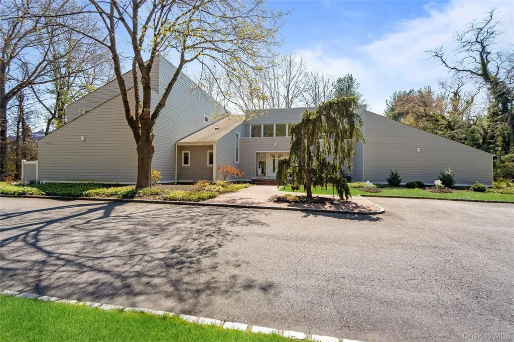 91 Hoaglands Lane Old Brookville NY 11545