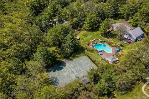 91 Hoaglands Lane Old Brookville NY 11545