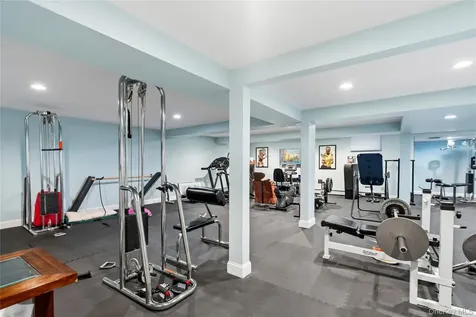 91 Hoaglands Lane Old Brookville NY 11545