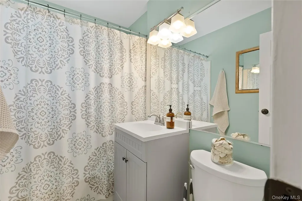294 Edmunton Drive North Babylon NY 11703