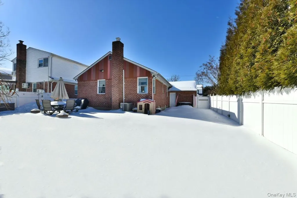 148 Simonson Road Mineola NY 11501