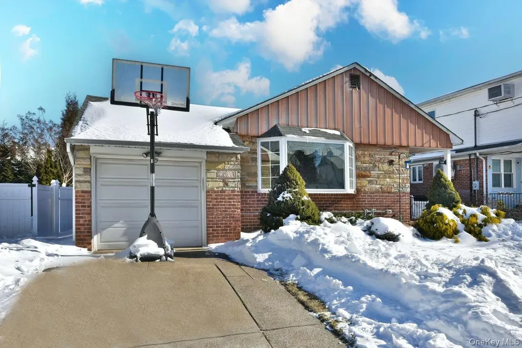 148 Simonson Road Mineola NY 11501