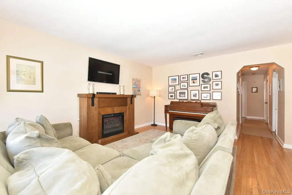 148 Simonson Road Mineola NY 11501