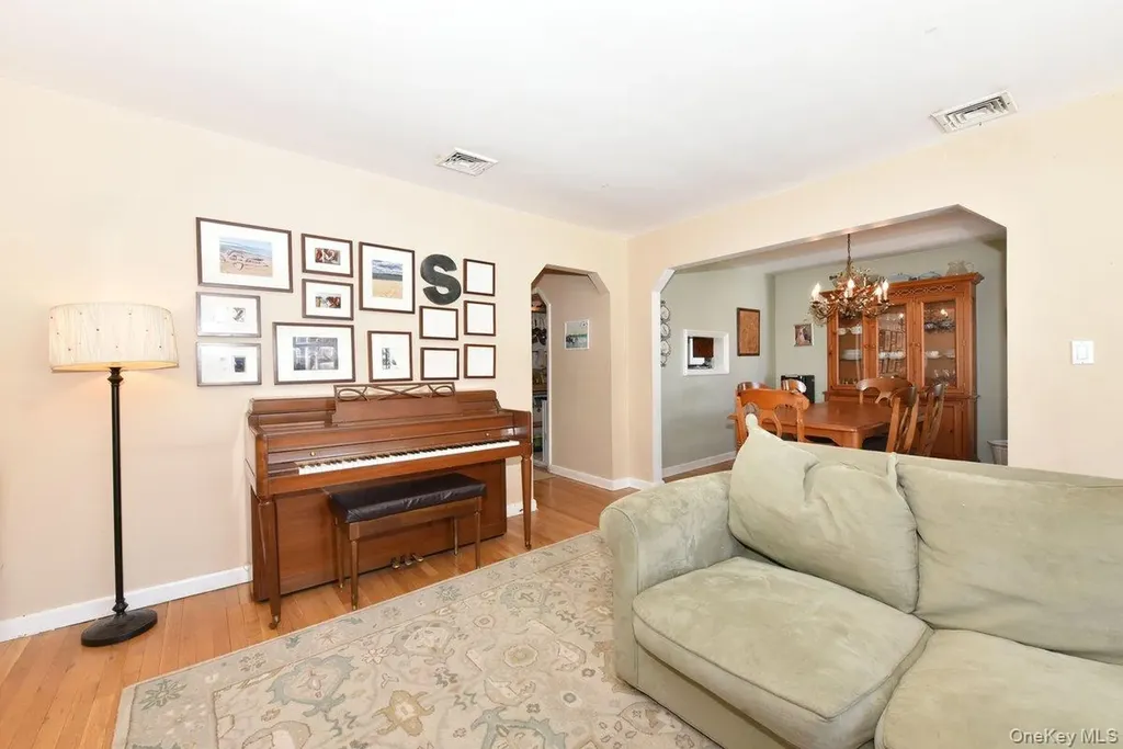 148 Simonson Road Mineola NY 11501
