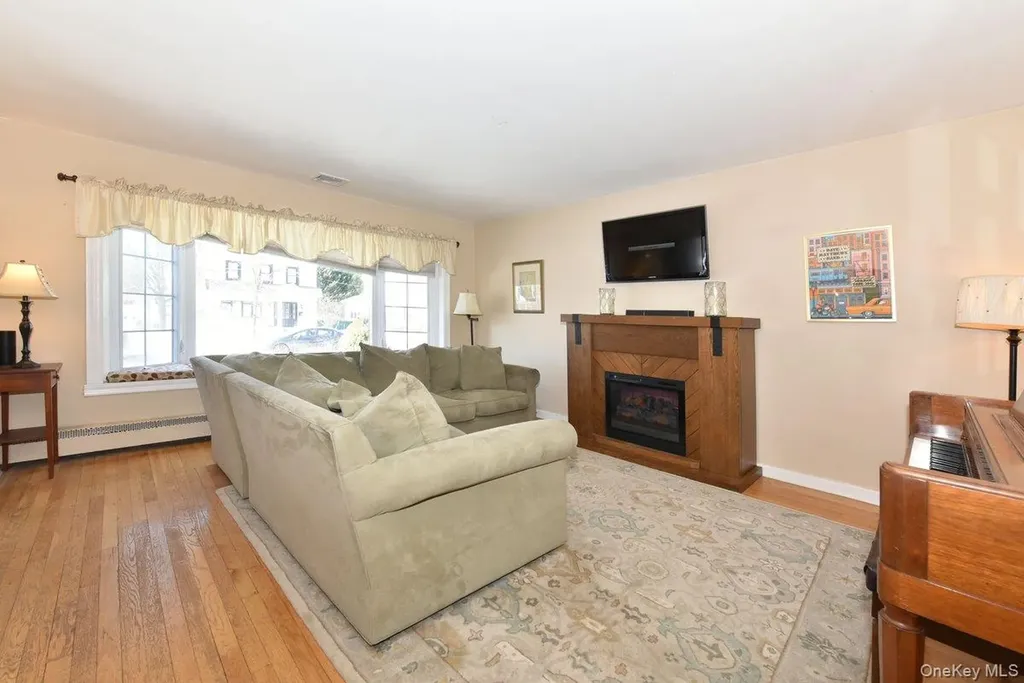 148 Simonson Road Mineola NY 11501