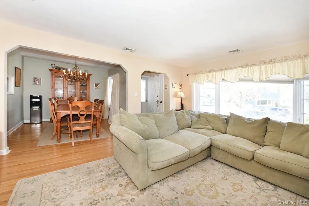 148 Simonson Road Mineola NY 11501
