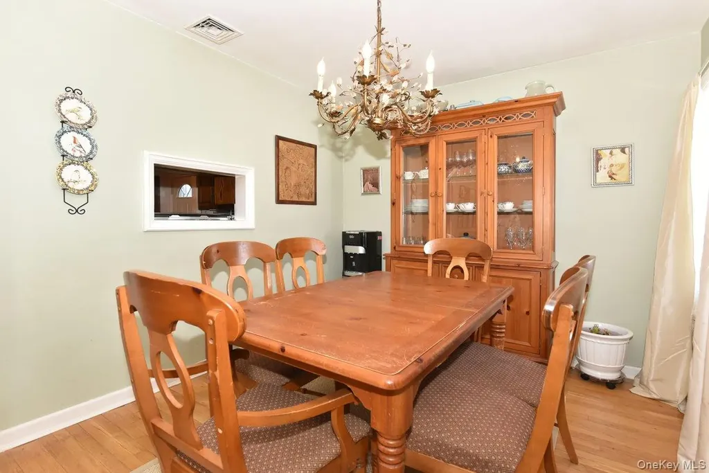 148 Simonson Road Mineola NY 11501
