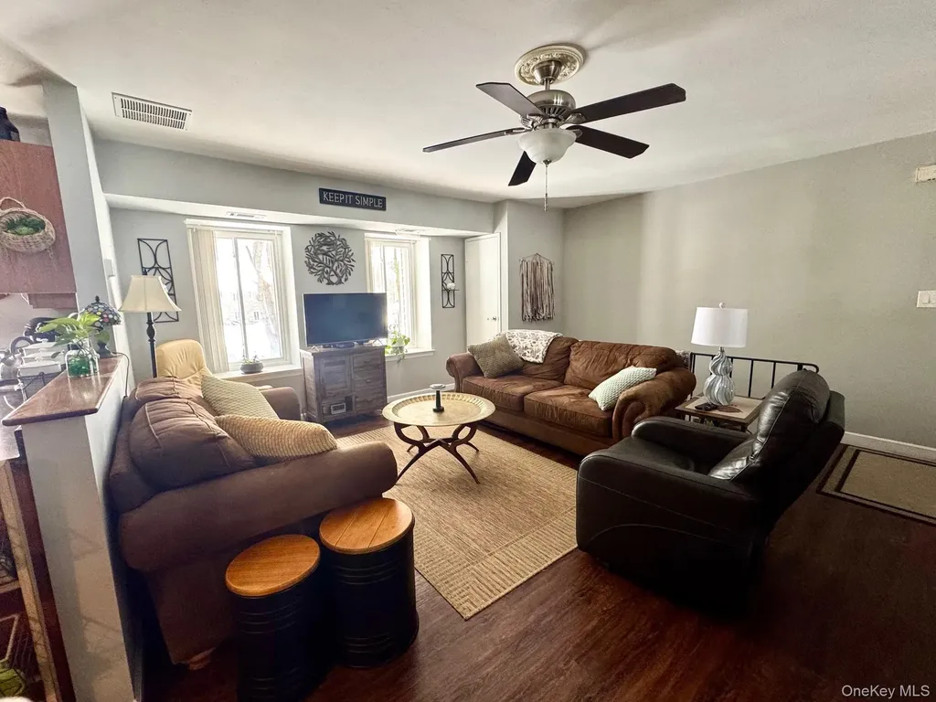8 Idaho Coram NY 11727