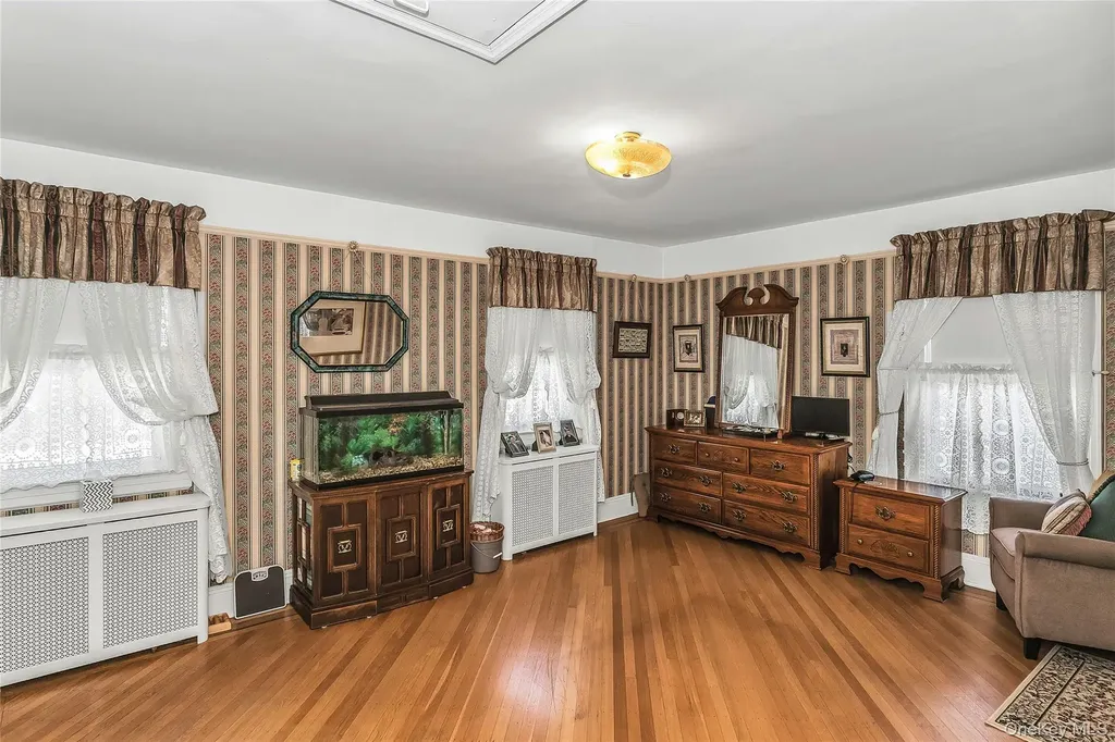 8 3rd Place Garden City NY 11530