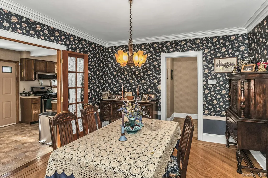 8 3rd Place Garden City NY 11530