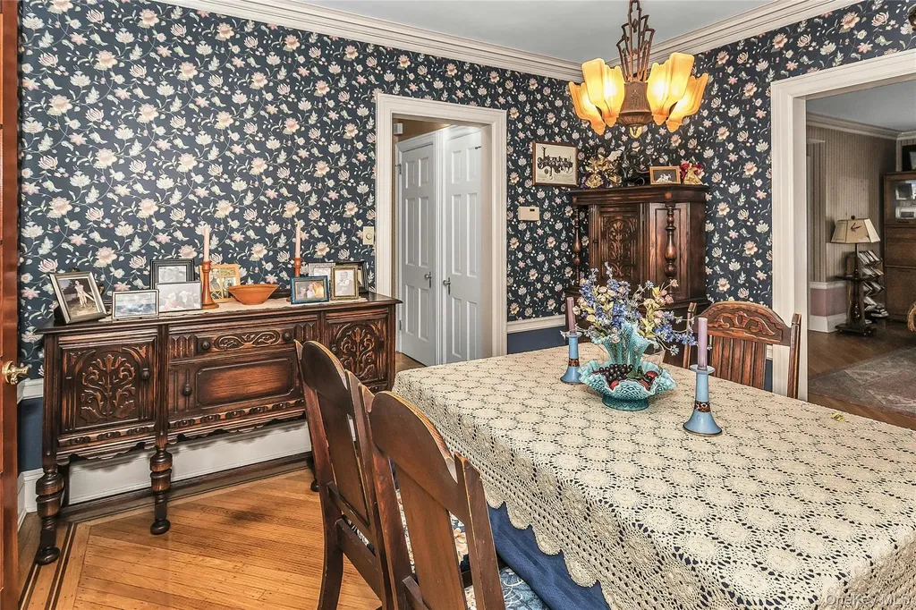 8 3rd Place Garden City NY 11530