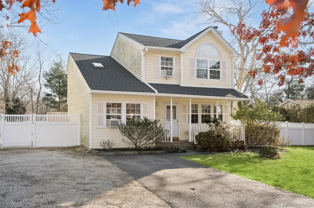 7 Huckleberry Lane Hampton Bays NY 11946