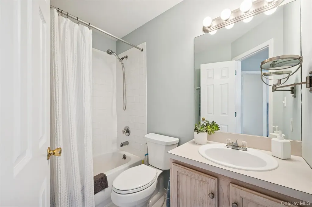 7 Huckleberry Lane Hampton Bays NY 11946