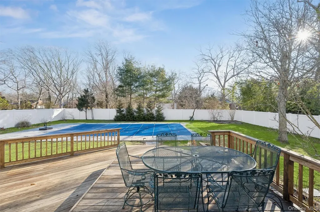 7 Huckleberry Lane Hampton Bays NY 11946